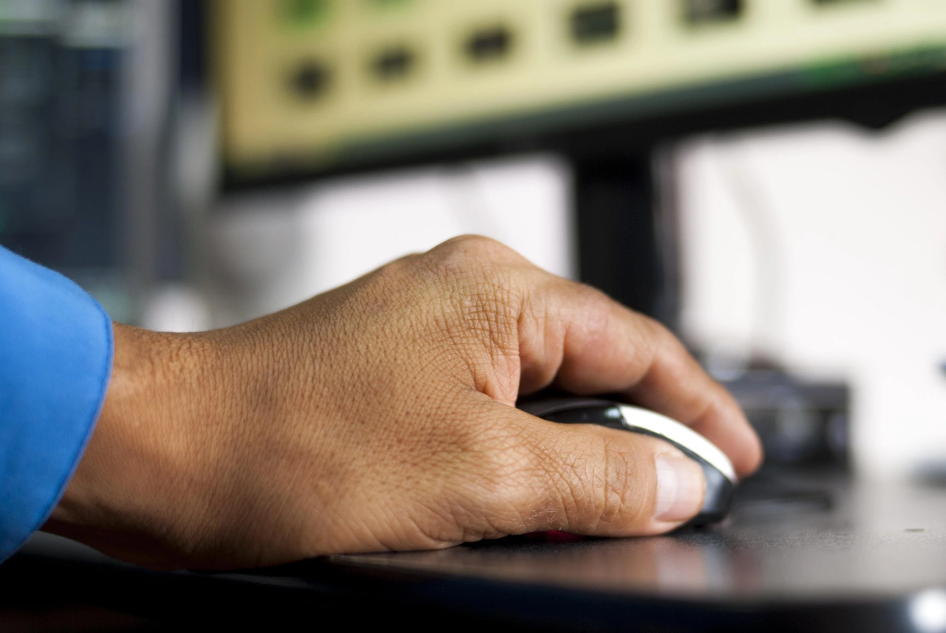 Professionnels en réunion dans un bureau moderne