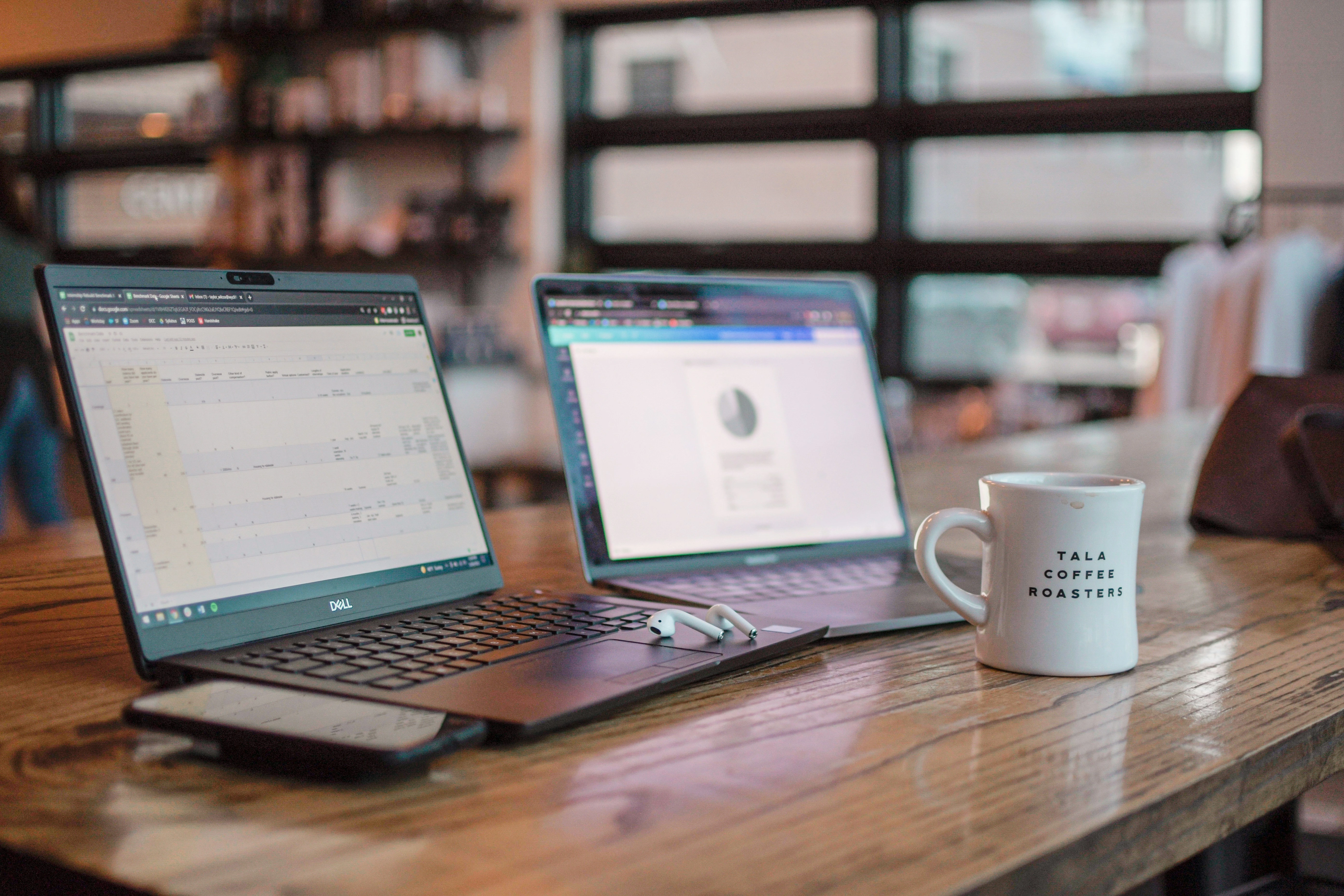 Groupe de personnes utilisant un laptop, cherchant des informations